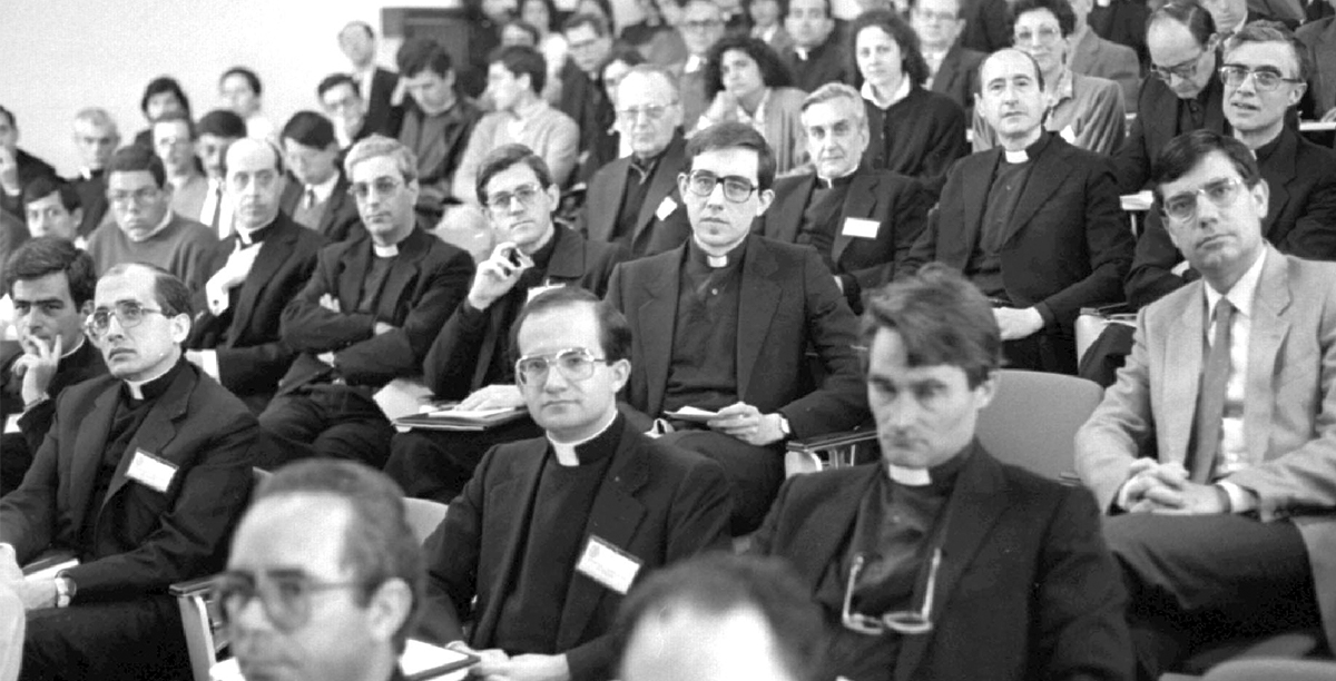 Alumnos de la Facultad de Derecho Canónico en los aledaños del edificio Central de la Universidad de Navarra.